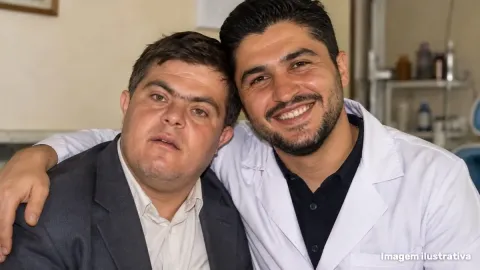 Pai com síndrome de Down criou filho na Síria, que se formou