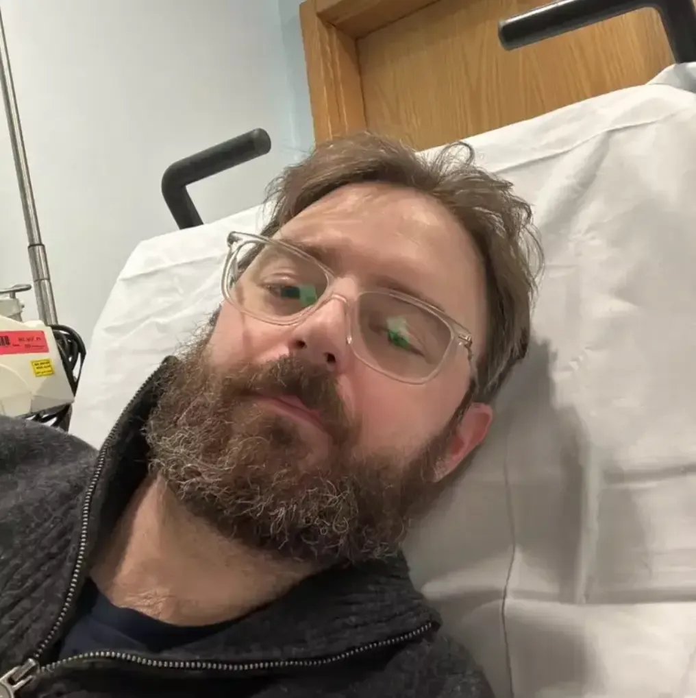 Pai é diagnosticado com câncer “incurável” após confundir si