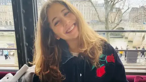Pais de um menino de 13 anos que supostamente matou uma turista com uma estátua agora enfrentam acusações