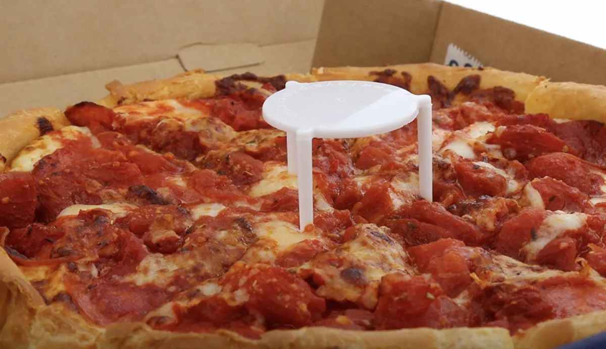 Para que serve a mesinha que vem na pizza?