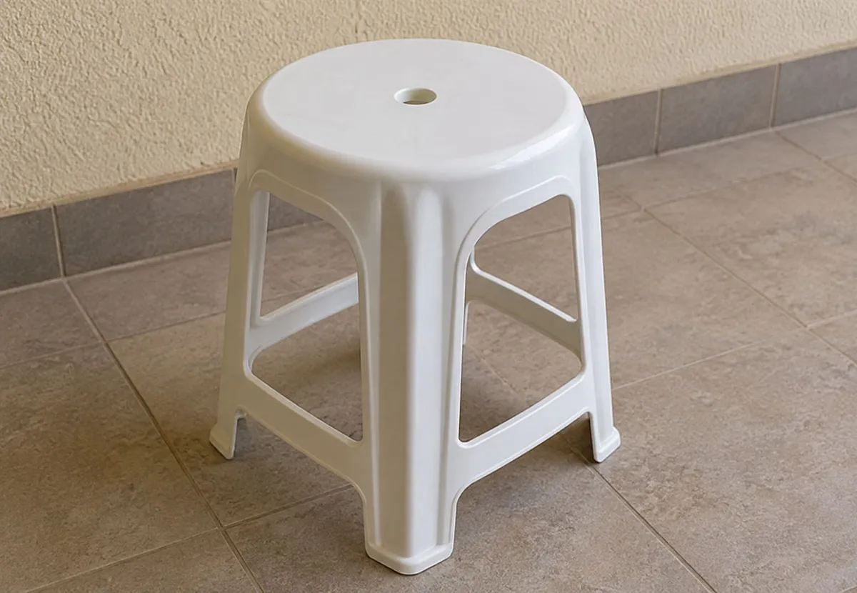 Para que serve o buraco no meio do banquinho de plástico?