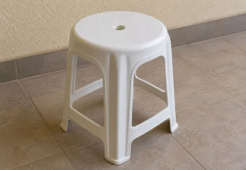 Para que serve o buraco no meio do banquinho de plástico?