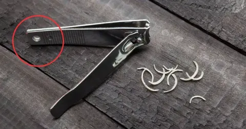 Para que serve o pequeno buraco no cortador de unhas?