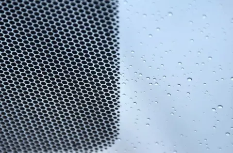 Para que servem os pontos pretos no para-brisa, algo que as 