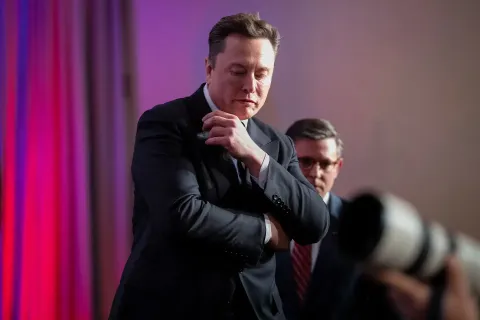 Parentes “pobres” de Elon Musk dizem que ele os ignorou com 