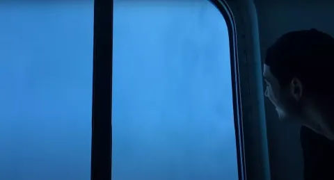 Passageiro compartilha filmagem aterrorizante de navio de cr
