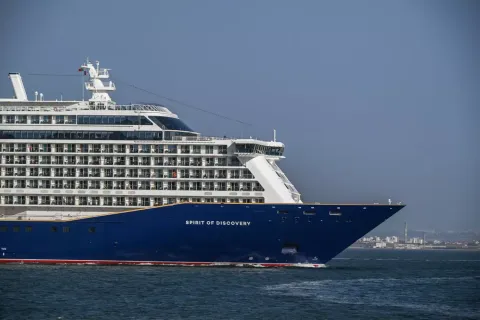 Passageiro morre e mais de 100 ficam feridos após navio de c