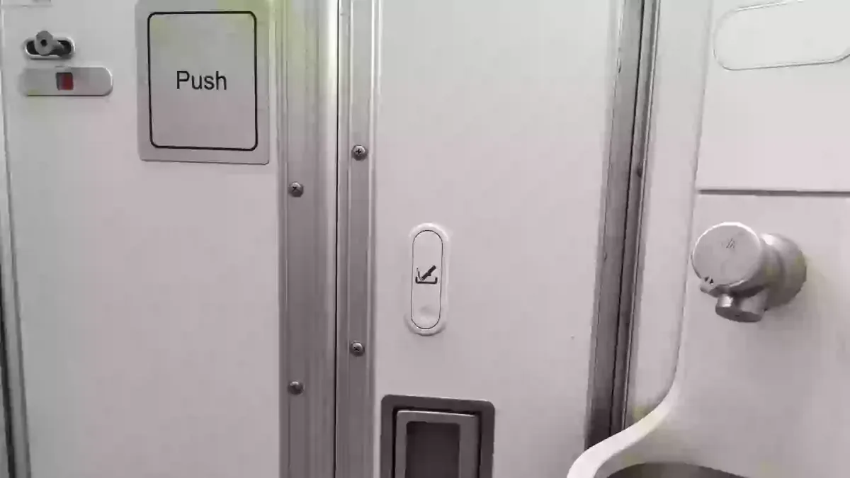 Passageiro que ficou preso no banheiro do avião durante voo