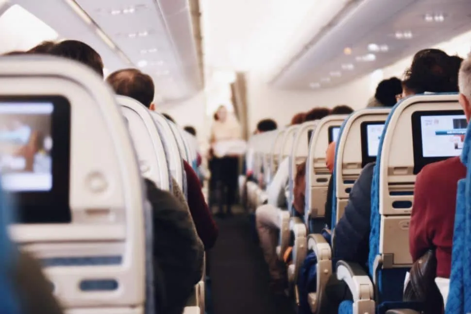 Passageiros são presos após recusarem refeições e bebidas du