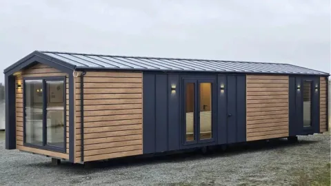 Pequena por fora e completa por dentro, casa pré-fabricada surpreende pelo que oferece