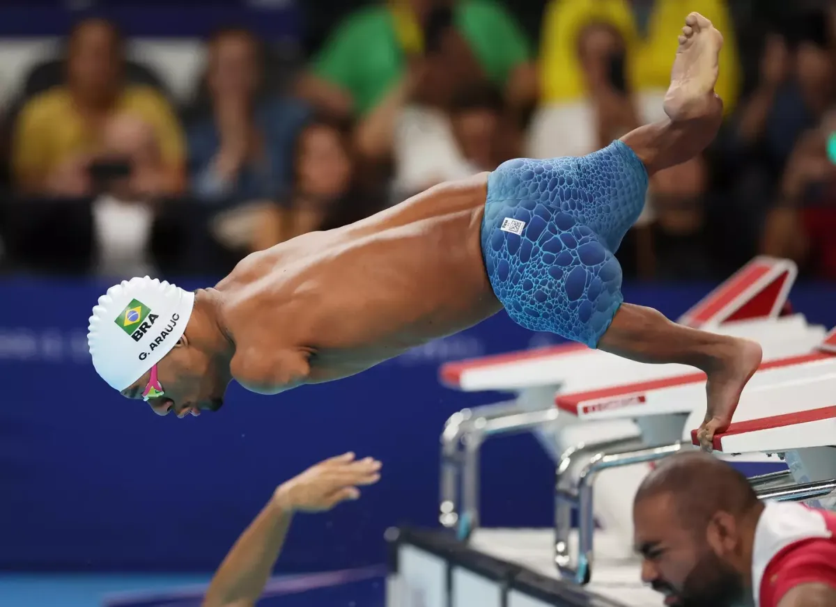 Performance de nadador paralímpico brasileiro nascido com pe