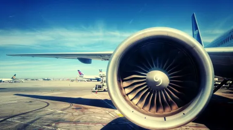 Pessoa morre após ser sugada por motor de avião