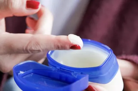 Pessoas chocadas ao descobrir de onde a Vaselina realmente v