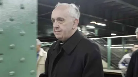 Pessoas chocadas ao descobrir o trabalho bizarro que o Papa 