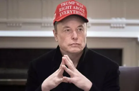 Pessoas estão apontando a mesma coisa enquanto foto de Elon 