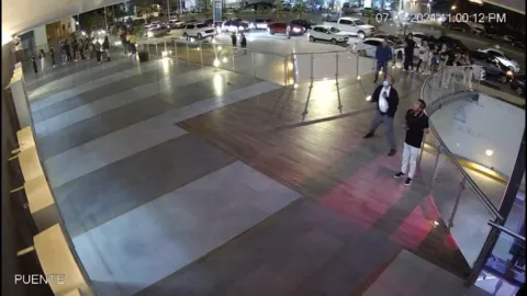 Pessoas ficam chocadas com filmagem de jovens caindo de saca