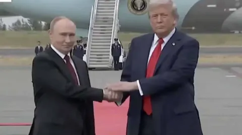 Pessoas ficam chocadas com o aperto de mão “puxado” de Trump