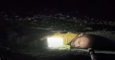 Pessoas ‘não conseguem respirar’ enquanto assistem vídeo de homem preso em caverna extremamente apertada