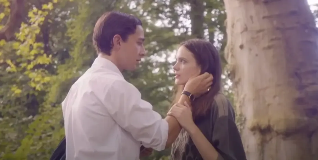 Pessoas recebem alerta sobre assistir a filme gráfico com ce