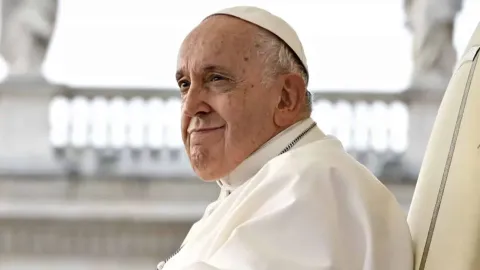 Pessoas surpresas ao ver como é o quarto do Papa Francisco e