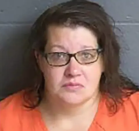 Polícia afirma que uma mulher “escondeu seus quatro bebês recém-nascidos mortos pela casa após dar à luz no vaso sanitário”