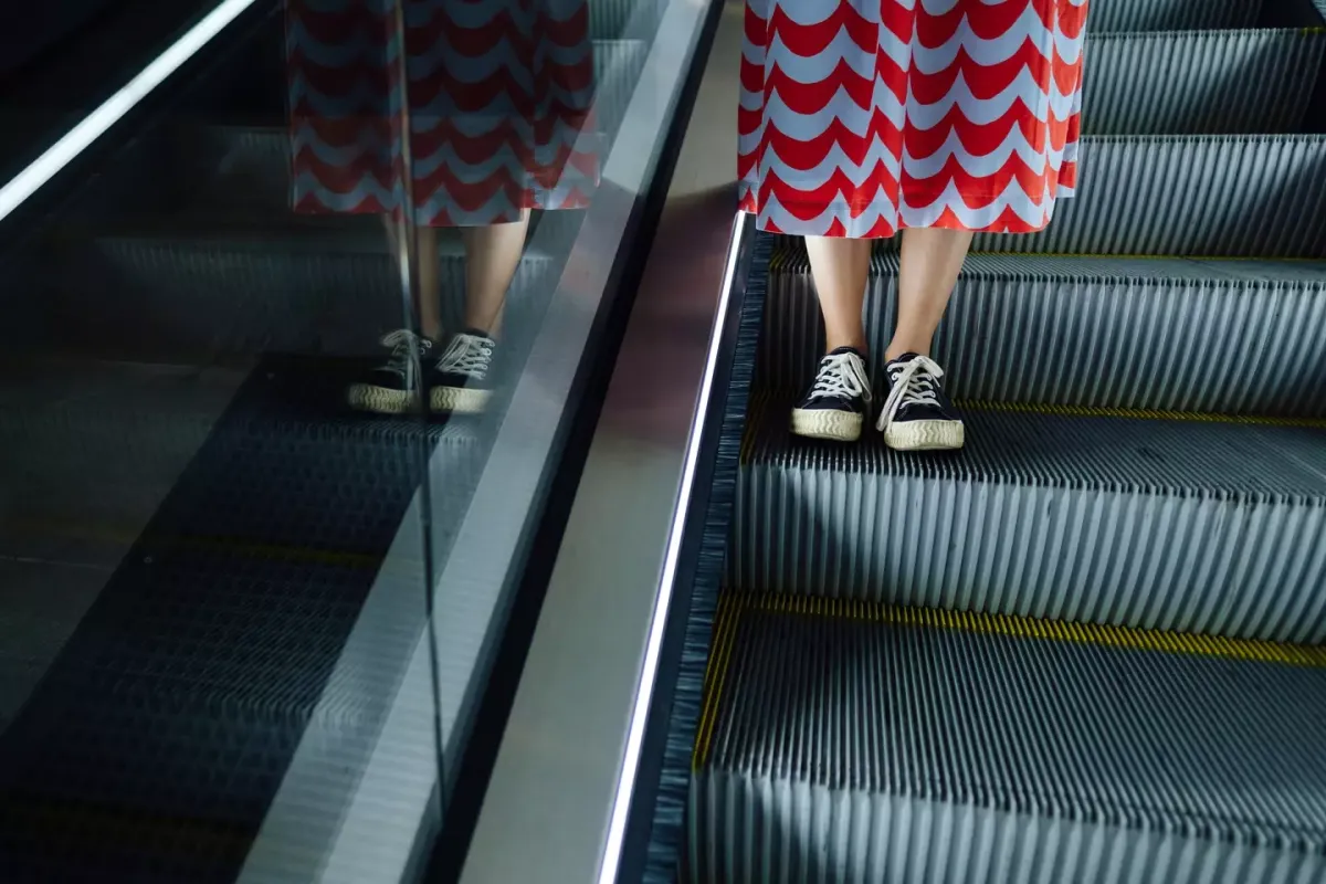 Por que as escadas rolantes tem escovas nas laterais?