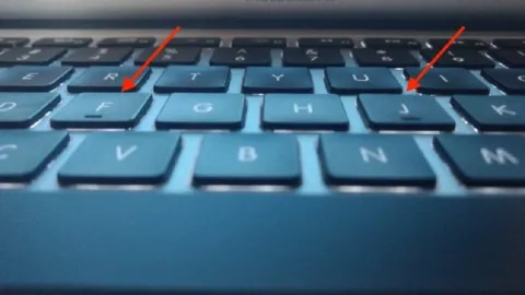 Por que as teclas F e J tem um traço embaixo?