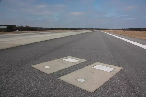 Por que duas pessoas estão enterradas em túmulos sob a pista