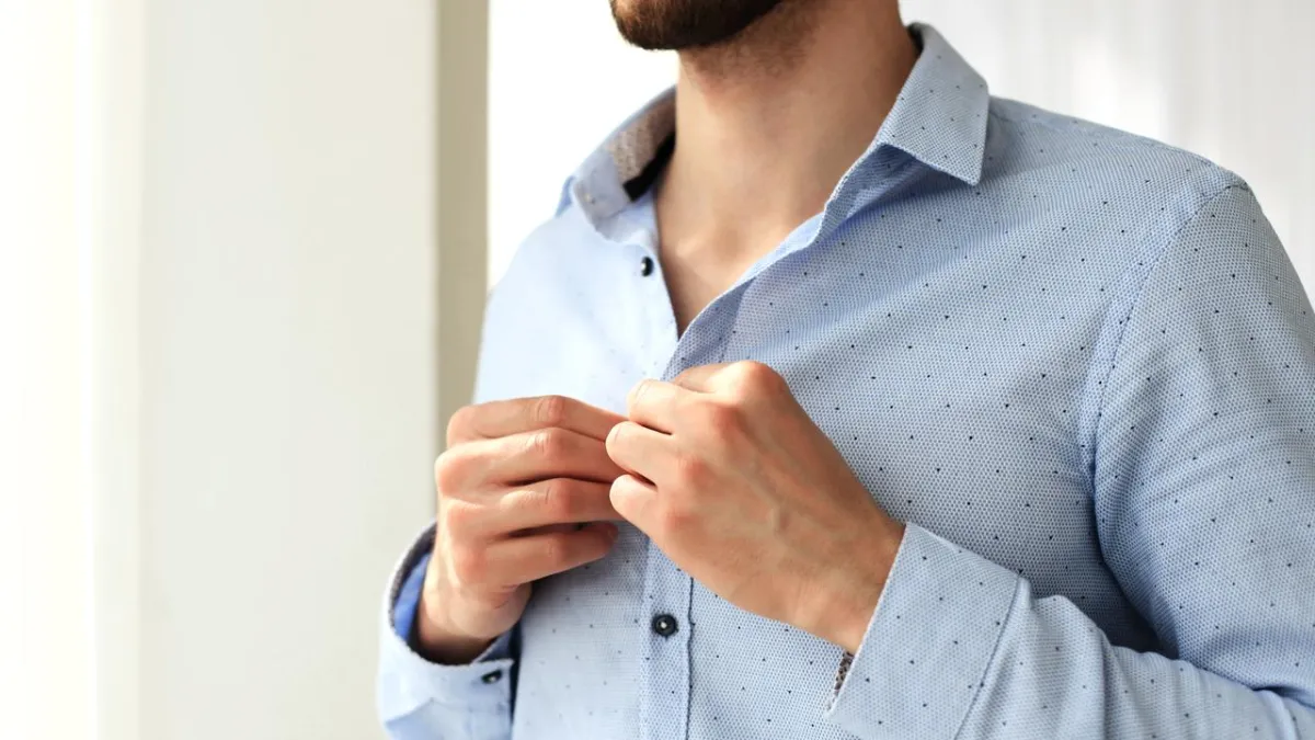 Por que homens e mulheres têm botões de camisa em lados dife