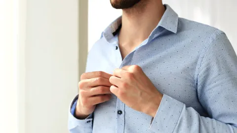 Por que homens e mulheres têm botões de camisa em lados dife