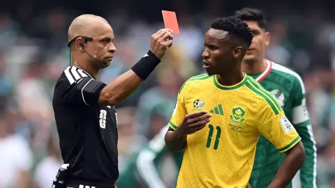 Por que os árbitros da Copa do Mundo estão usando uma câmera