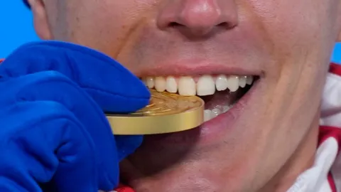 Por que os atletas olímpicos mordem suas medalhas?