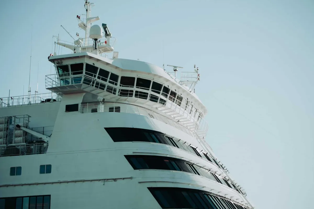 Por que os navios de cruzeiro são sempre pintados de branco?