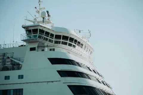 Por que os navios de cruzeiro são sempre pintados de branco?