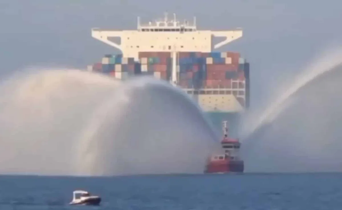 Por que rebocadores borrifam água no ar ao rebocar um navio?