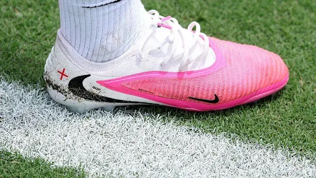 Por que tantos jogadores estão usando chuteiras rosas na Cop