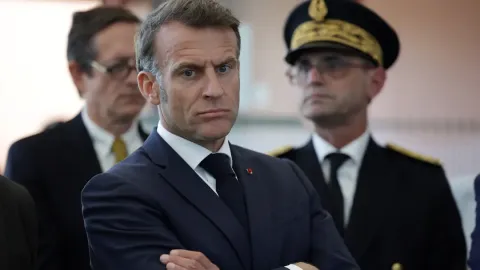 Presidente da França responde após o Rei Charles III dizer a Trump que “se não fosse por nós, você estaria falando francês”