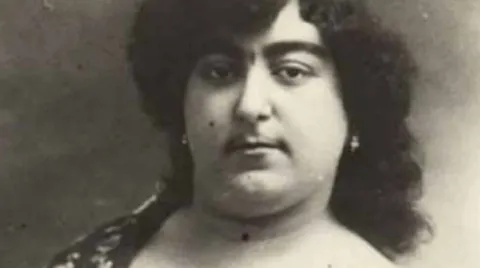 Princesa Qajar: A história real por trás da princesa persa