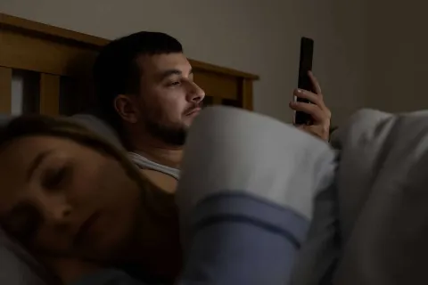 Psicóloga diz que existem 11 maneiras pelas quais pessoas infiéis escondem um caso