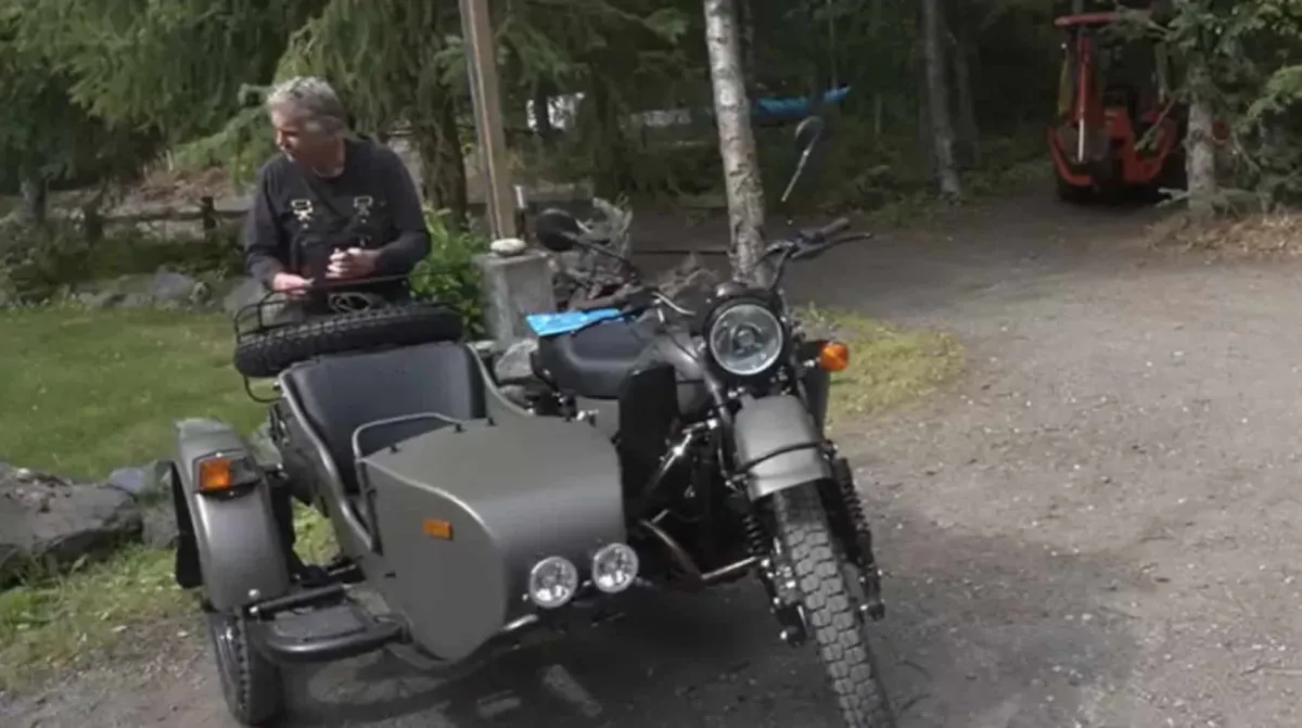 Putin presenteia homem do Alasca com uma motocicleta de US$