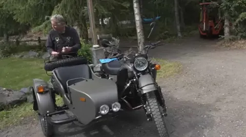 Putin presenteia homem do Alasca com uma motocicleta de US$ 