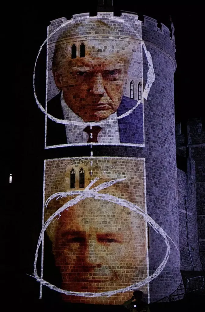 Quatro pessoas são presas após imagens gigantes de Epstein e
