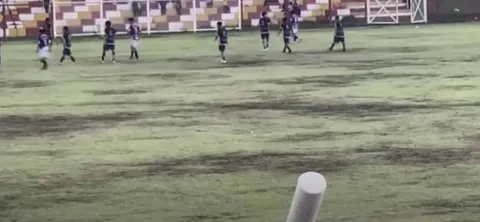 Raio mata jogador de futebol e derruba outros durante partid