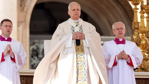 Sacerdote satânico que “vendeu a alma ao diabo” torna-se o m