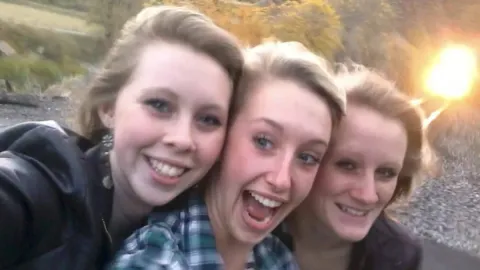 Selfie tirada antes de três amigas morrerem mostra que elas 