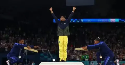 Simone Biles revida após sua atitude ser chamada de “nojenta” por gesto no pódio olímpico