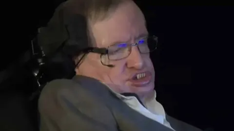 Stephen Hawking deixou um último conselho em sua mensagem fi