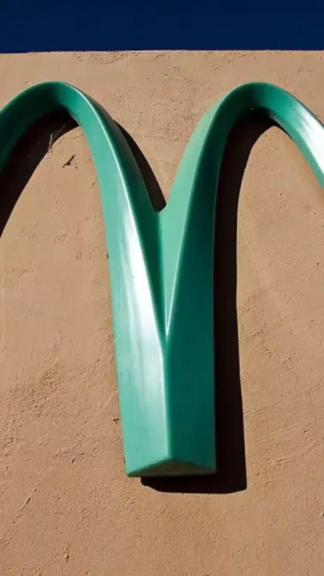 A razão surpreendente por trás do único McDonald’s do mundo com arcos azuis