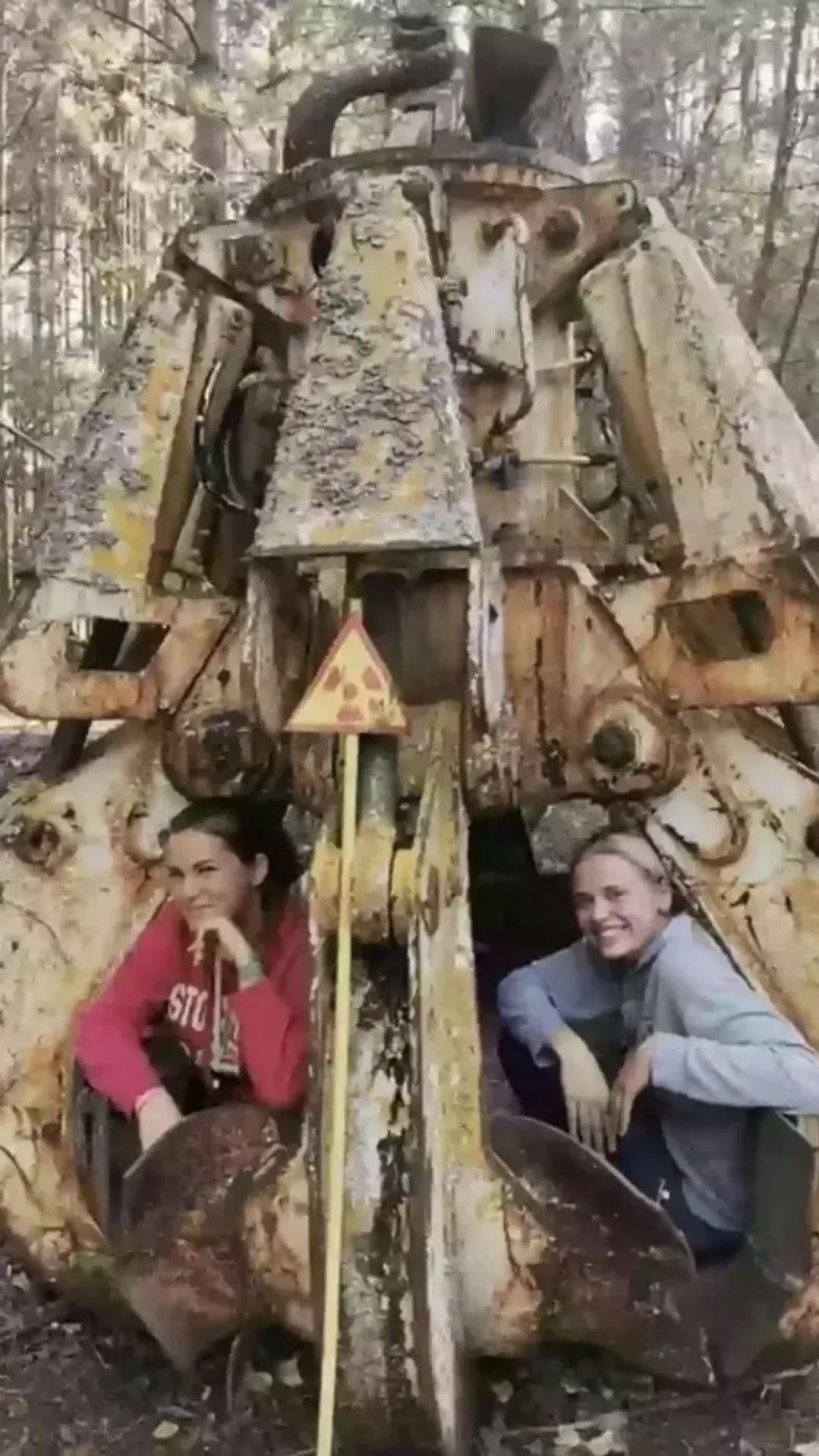 A verdade por trás da foto arrepiante de duas mulheres sentadas sobre “a coisa mais radioativa de Chernobyl”