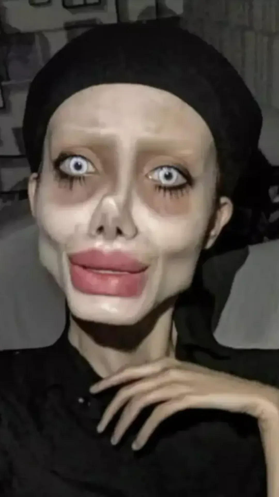 “Angelina Jolie Zumbi” revela seu rosto verdadeiro após ser libertada da prisão